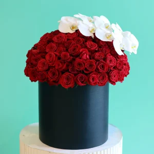 Lovely Roses with orchid(ورود جميلة مع زهرة الأوركيد)