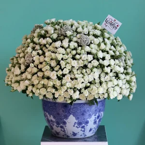 White round bouquet(باقة بيضاء مستديرة)