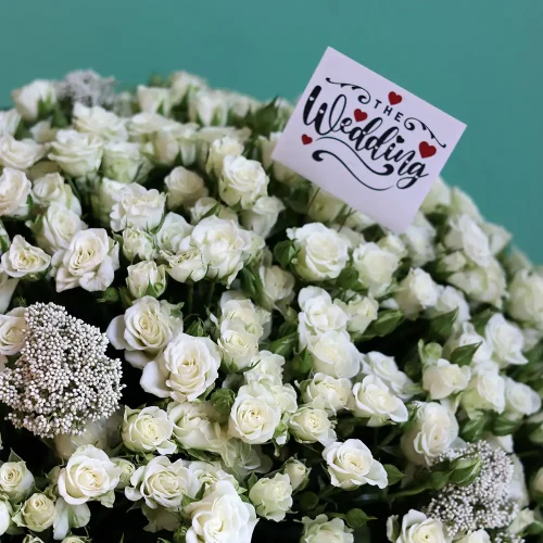 White round bouquet(باقة بيضاء مستديرة)