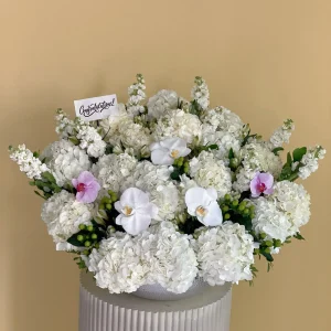 Classic White Bouquet(باقة بيضاء كلاسيكية)